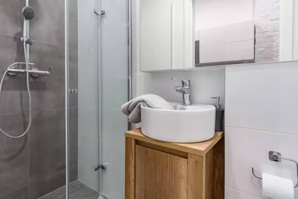 Kawalerka W Srodmiesciu 23 Apartment Lodz  Luaran gambar